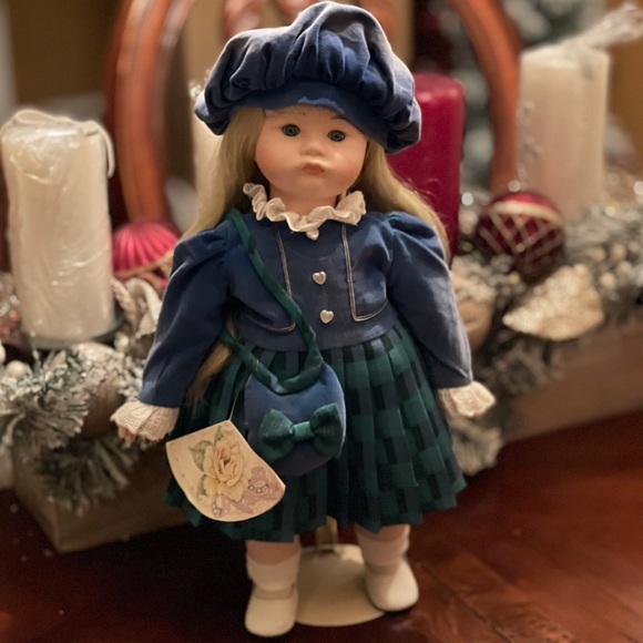 Vintage music doll 1989 Victoria Ashlea Originals designed by Bette Ball - Picture 3 of 15